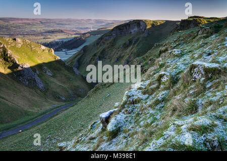 Winnats Pass Kalkstein Schlucht im Winter, in der Nähe von Castleton, Nationalpark Peak District, Derbyshire, England, Großbritannien Stockfoto