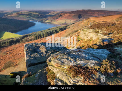 Ladybower Reservoir von Bamford Kante, Nationalpark Peak District, Derbyshire, England, Großbritannien Stockfoto