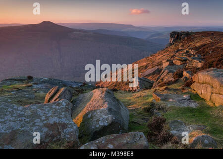 Win Hill von Bamford Kante bei Sonnenuntergang, Nationalpark Peak District, Derbyshire, England, Großbritannien Stockfoto