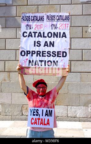 Blloody katalanischen Demonstrant Holding ein Slogan Stockfoto