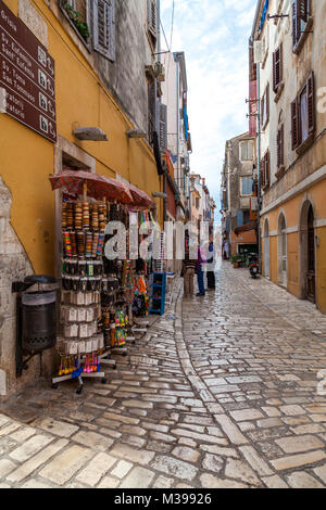 ROVINJ, KROATIEN - 29. MAI 2014: Touristische Menschen gehen die Straßen der Altstadt Stockfoto