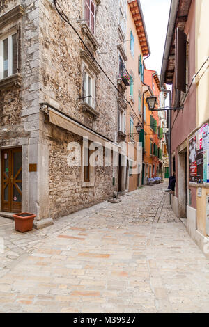 ROVINJ, KROATIEN - 29. MAI 2014: die engen Gassen der mittelalterlichen Altstadt von der Stadt Rovinj, Kroatien Stockfoto