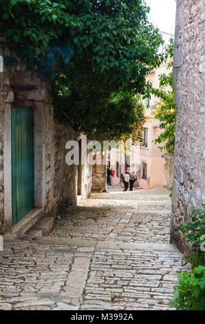 ROVINJ, KROATIEN - 29. MAI 2014: Touristische Menschen gehen die Straßen der Altstadt Stockfoto