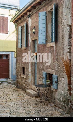 ROVINJ, KROATIEN - 29. MAI 2014: Touristische Menschen gehen die Straßen der Altstadt Stockfoto