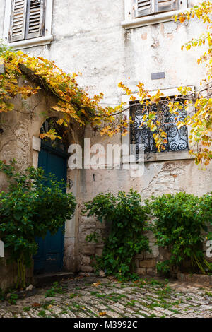 ROVINJ, KROATIEN - 29. MAI 2014: Touristische Menschen gehen die Straßen der Altstadt Stockfoto