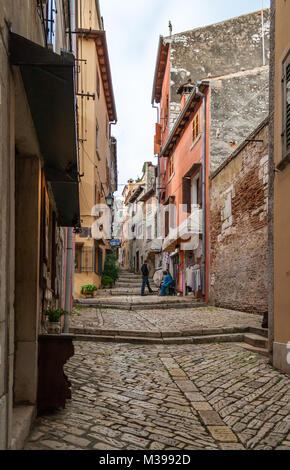 ROVINJ, KROATIEN - 29. MAI 2014: Touristische Menschen gehen die Straßen der Altstadt Stockfoto