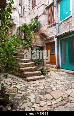 ROVINJ, KROATIEN - 29. MAI 2014: Touristische Menschen gehen die Straßen der Altstadt Stockfoto