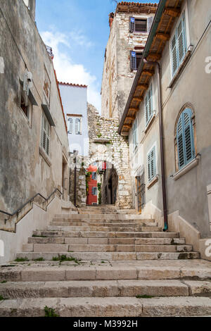 ROVINJ, KROATIEN - 29. MAI 2014: die engen Gassen der mittelalterlichen Altstadt von der Stadt Rovinj, Kroatien Stockfoto