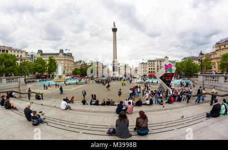 LONDON, Großbritannien - 30. Oktober: Touristen besuchen Trafalgar Square Oktober 30, 2014 in London. Eines der beliebtesten Touristenattraktion auf der Erde hat er mehr. Stockfoto