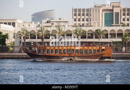 DUBAI, VAE - 17. Mai: traditionellen Abra Fähren am 17. Mai 2015 in Dubai, VAE. Schiffbau Technologie ist unverändert aus dem 18. Jahrhundert. Stockfoto