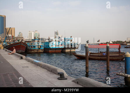 DUBAI, VAE - 17. Mai: traditionellen Abra Fähren am 17. Mai 2015 in Dubai, VAE. Schiffbau Technologie ist unverändert aus dem 18. Jahrhundert. Stockfoto