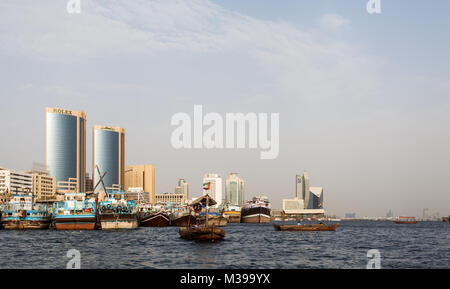 DUBAI, VAE - 17. Mai: traditionellen Abra Fähren am 17. Mai 2015 in Dubai, VAE. Schiffbau Technologie ist unverändert aus dem 18. Jahrhundert. Stockfoto