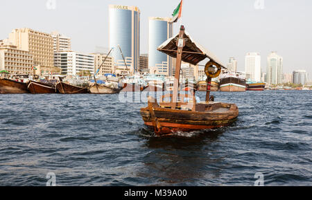 DUBAI, VAE - 17. Mai: traditionellen Abra Fähren am 17. Mai 2015 in Dubai, VAE. Schiffbau Technologie ist unverändert aus dem 18. Jahrhundert. Stockfoto