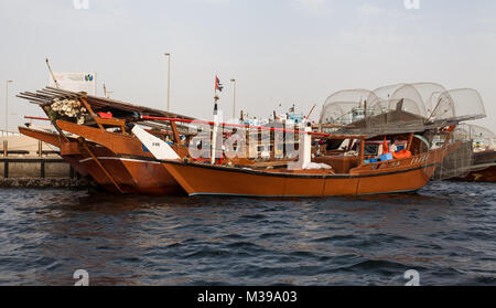 DUBAI, VAE - 17. Mai: traditionellen Abra Fähren am 17. Mai 2015 in Dubai, VAE. Schiffbau Technologie ist unverändert aus dem 18. Jahrhundert. Stockfoto