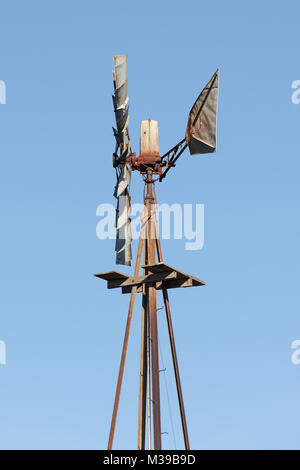 Eine verrostete Mühle Wasserpumpe auf einem Iowa Bauernhof. Stockfoto