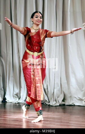 AUSTIN, Texas - 30. SEPTEMBER 2017: Aruna Kharod Durchführung bharatanatyam Klassischer Tanz in Blanton Museum der Kunst. Stockfoto