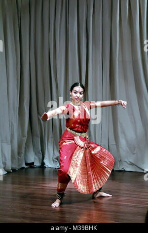 AUSTIN, Texas - 30. SEPTEMBER 2017: Aruna Kharod Durchführung bharatanatyam Klassischer Tanz in Blanton Museum der Kunst. Stockfoto