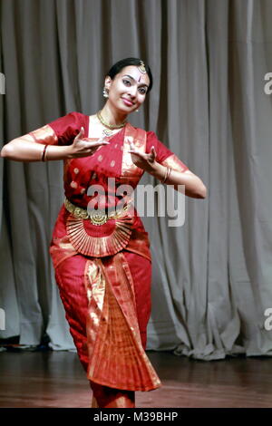 AUSTIN, Texas - 30. SEPTEMBER 2017: Aruna Kharod Durchführung bharatanatyam Klassischer Tanz in Blanton Museum der Kunst. Stockfoto