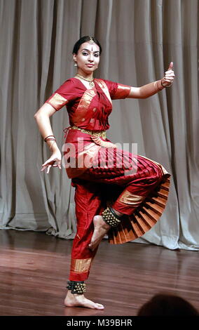 AUSTIN, Texas - 30. SEPTEMBER 2017: Aruna Kharod Durchführung bharatanatyam Klassischer Tanz in Blanton Museum der Kunst. Stockfoto