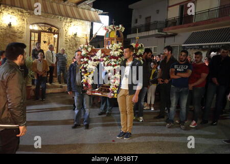 PRINES, KRETA, GRIECHENLAND - 29./30. APRIL 2016: Griechische Dorfbewohner beteiligen sich an der Ostern feiern mit der Aufteilung des Heiligen Feuers über Kerzen und ein Pro Stockfoto