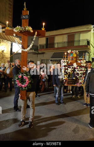 PRINES, KRETA, GRIECHENLAND - 29./30. APRIL 2016: Griechische Dorfbewohner beteiligen sich an der Ostern feiern mit der Aufteilung des Heiligen Feuers über Kerzen und ein Pro Stockfoto