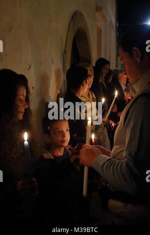 PRINES, KRETA, GRIECHENLAND - 29./30. APRIL 2016: Griechische Dorfbewohner beteiligen sich an der Ostern feiern mit der Aufteilung des Heiligen Feuers über Kerzen und ein Pro Stockfoto