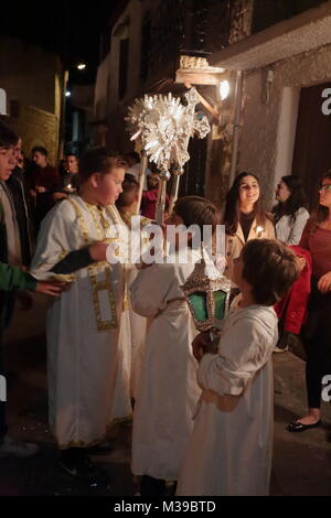 PRINES, KRETA, GRIECHENLAND - 29./30. APRIL 2016: Griechische Dorfbewohner beteiligen sich an der Ostern feiern mit der Aufteilung des Heiligen Feuers über Kerzen und ein Pro Stockfoto