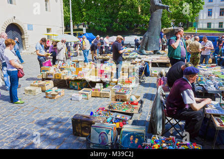 Lemberg, Ukraine - 6. Mai 2017: Die Stände der Flohmarkt im Museum Square verschiedene Güter - alte Medaillen, Spielzeug, Bücher, Schallplatten bieten Stockfoto