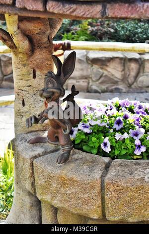 Kleine Statue von Briar Rabbit auf Stein gut In Critter Land Disneyland Kalifornien Stockfoto