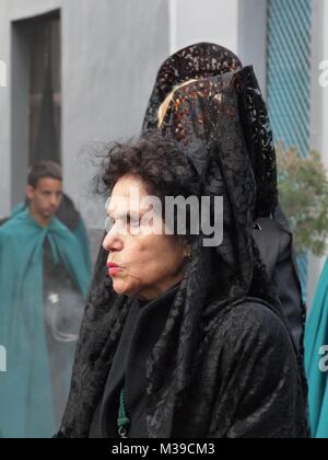 Ältere Frau mit schwarzen Mantilla in der heiligen Woche (Semana Santa) Prozession in La Laguna, Teneriffa, Kanarische Inseln Stockfoto