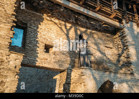 Tallinn, Estland. Statue des Beobachtens Mönch Claudius im dänischen Königs Garten im sonnigen Wintertag. Stockfoto