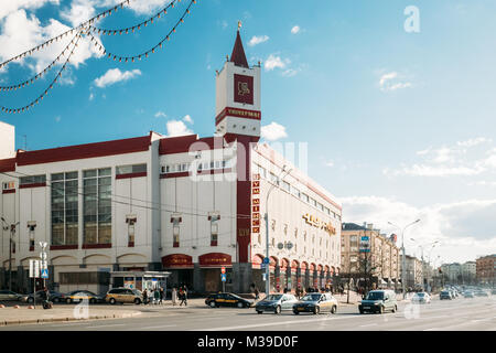 Minsk, Weißrussland. Blick auf den Central Universal Kaufhaus in sonniger Tag. Stockfoto