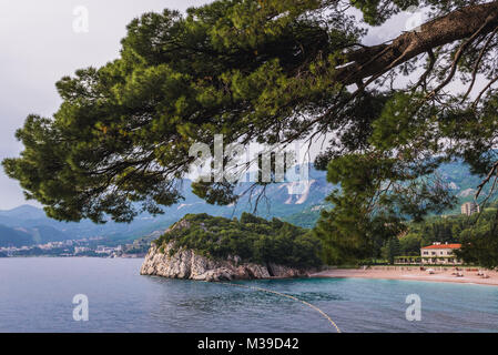 Blick von Milocer Felsen auf Queen's Strand vor der Villa Milocer Aman Sveti Stefan Luxus Hotel in Przno, Montenegro Stockfoto