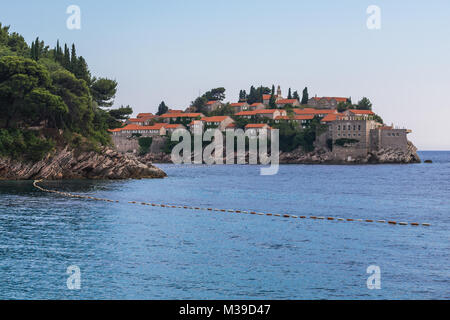 Blick aus Przno auf die kleine Insel Sveti Stefan und fünf Sterne Aman Sveti Stefan Hotel Resort an der Adriatischen Küste von Montenegro Stockfoto