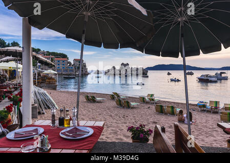 Restaurant in Przno, einem kleinen Ferienort an der Adria Küste in der Nähe von Budva Stadt Montenegro Stockfoto