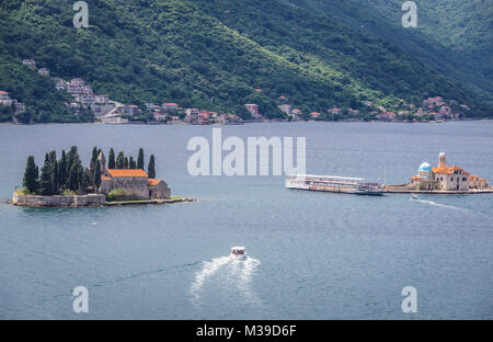 Anzeigen von Sapri Stadt auf der Insel Saint George und Unserer Lieben Frau von den Felsen der Insel in der Bucht von Kotor, Montenegro Stockfoto