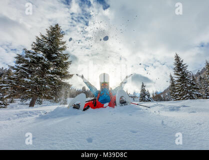 Snowboarder mit Schneeschuhen sitzen im Pulverschnee. Europäische Alpine Landschaft, Winter Sport und Aktivitäten Stockfoto