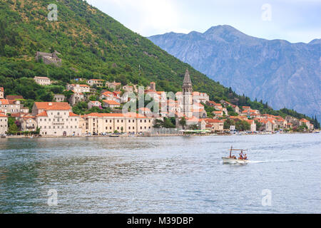 PERAST, MONTENEGRO - August 6, 2014: Blick von Perast Stadt vom Meer. Sapri ist schöne Stadt an der Küste von Montenegro und an der Bucht von Koto entfernt Stockfoto