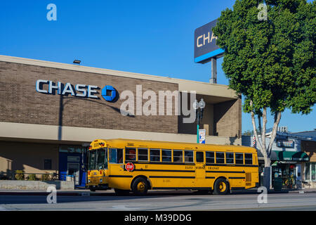 Los Angeles, Jan 23: Außenansicht des berühmten Chase Bank und gelben Schulbus auf Jan 23, 2018 in Los Angeles, Kalifornien Stockfoto