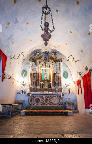 Altar der Kirche Unserer Lieben Frau von Remedy am Hang des Saint John Berg oberhalb der Altstadt von Kotor, die Stadt in der Bucht von Kotor, Montenegro Stockfoto