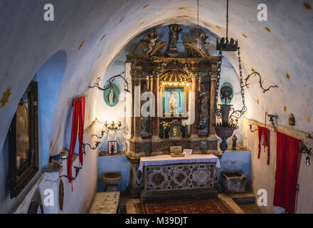 Altar der Kirche Unserer Lieben Frau von Remedy am Hang des Saint John Berg oberhalb der Altstadt von Kotor, die Stadt in der Bucht von Kotor, Montenegro Stockfoto