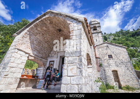 Kirche Unserer Lieben Frau von Remedy am Hang des Saint John Berg oberhalb der Altstadt von Kotor, die Stadt in der Bucht von Kotor, Montenegro Stockfoto