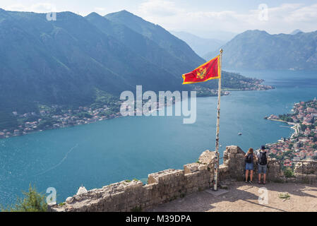 Montenegrinische Flagge auf der Oberseite des Heiligen Johannes Burgruinen über Kotor Küstenstadt, in der Bucht von Kotor der Adria, Montenegro entfernt Stockfoto