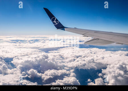 Blick von LOT Polish Airlines Flugzeug während des Fluges über Montenegro Stockfoto