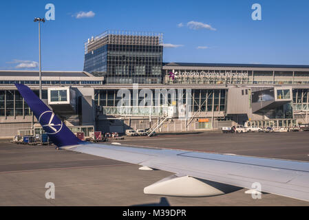 Flügel der LOT Polish Flugzeug Fluggesellschaften am Flughafen Warschau Chopin in Warschau, Polen Stockfoto