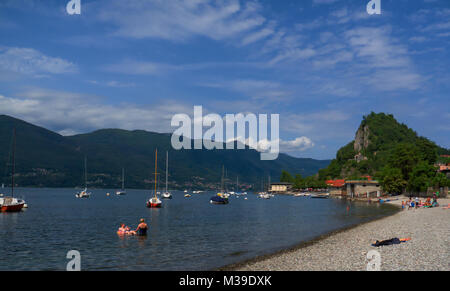 Eine charmante italienische Tourist Resort am Lago Maggiore, mit klarem Wasser zum Schwimmen und für Wassersport Stockfoto