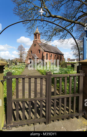 Dorf von Coddington, England. Malerische Frühling Blick auf das Tor vor der Kirche St. Mary, in der Cheshire Dorf Coddington. Stockfoto