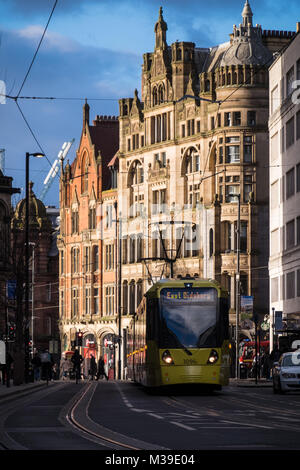 Ein metrolink Tram auf der Princess Street im Stadtzentrum von Manchester Stockfoto