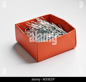 Briefpapier Boxen mit elastischen Bändern, Büroklammern, Heftklammern und Pins gefüllt Stockfoto
