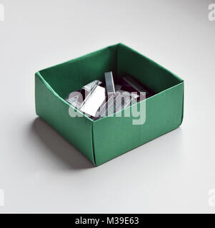 Briefpapier Boxen mit elastischen Bändern, Büroklammern, Heftklammern und Pins gefüllt Stockfoto